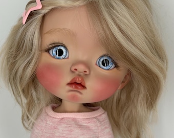 OOAK Custom BJD Doll 29 cm – Blonde Art Doll with Handmade Mohair Wig, Face Up, 2 Outfits & Accessories – One of a Kind Doll