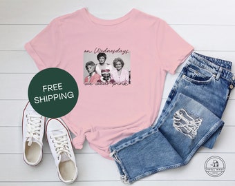 Los miércoles usamos camiseta rosa de Mean Girls Golden Girls, camiseta Bella+Canvas 3001, Mean Girls / Citas de películas / Regina George / Envío GRATIS