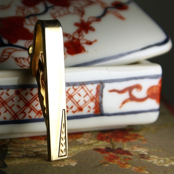 Beautiful Vintage tie bar or tie clip. Clean line minimal in gold with little corner details. Perfect for skinny ties.