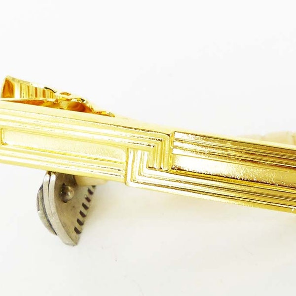 Gold dipped brass mod design tie bar. Simple but elegant. Medium size so great with most ties.Minimal look