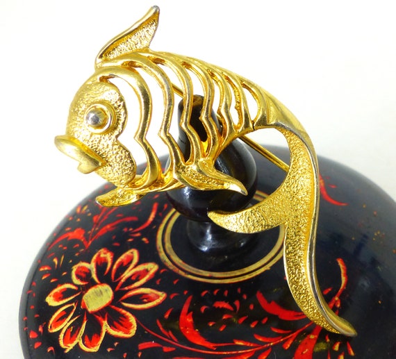 Sweet little koi fish in gold with open body desi… - image 1