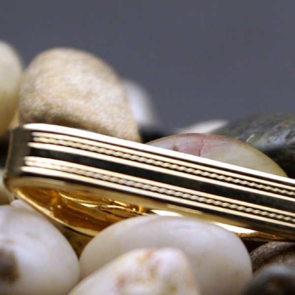 Vintage Gold short tie bar or tie clip with a clean line detail