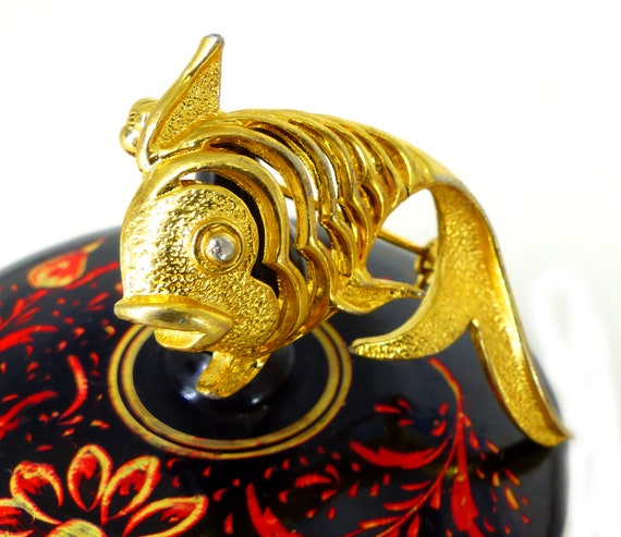 Sweet little koi fish in gold with open body desi… - image 2