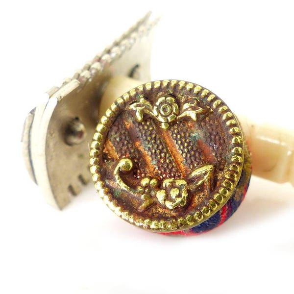 Magnetic tie tack "Flowers & pebbled stripes" relief design in brass. Antique Victorian piece of art. Original Mag TAK. Free gift packaging