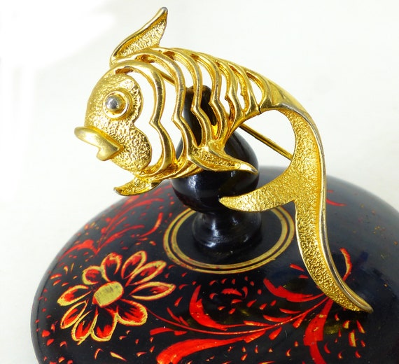 Sweet little koi fish in gold with open body desi… - image 6