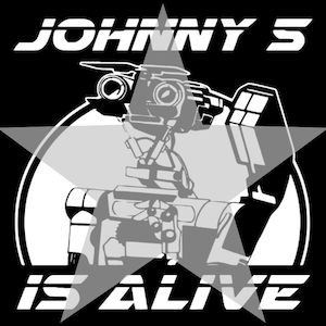 Puede incluir: Diseño gráfico en blanco y negro de un robot con el texto "JOHNNY 5 IS ALIVE" sobre un fondo negro.