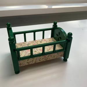 Sylvanian Families Vintage Green Baby Crib