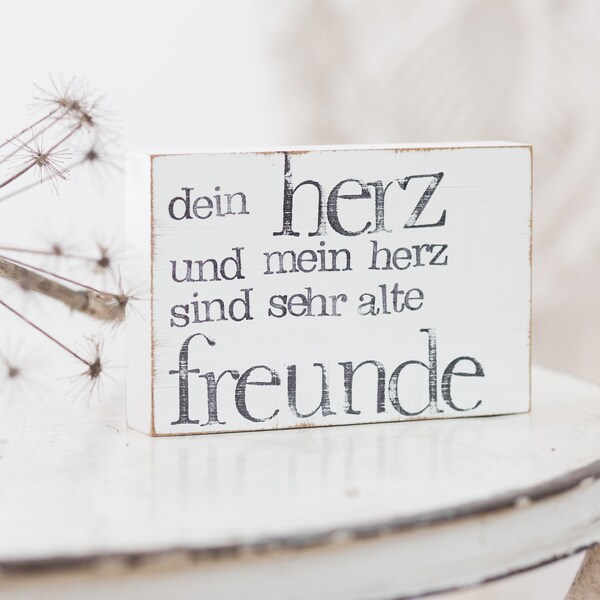 Text Bild an der Wand "alte freunde"