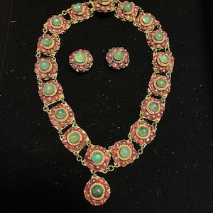 Impresionante conjunto de collar y pendientes antiguos de metal amarillo indio con rubíes y esmeraldas en forma floral.