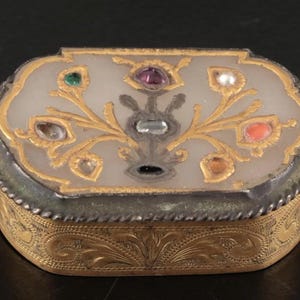 Utsökt Mughal snusdosa från 1700-talet | Hantverk i 18-22 karat guld och silver med Navaratna-juveler och vitt jadelock