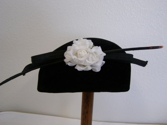 Vintage 1950's women's millinery hat. Black velve… - image 1