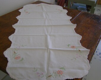 3 mixed vintage machine embroidered table runners (Lot 8)