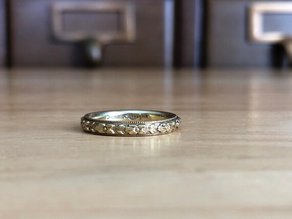 Vintage 18k Wedding Band MINT CONDITION 2mm Wide … - image 3