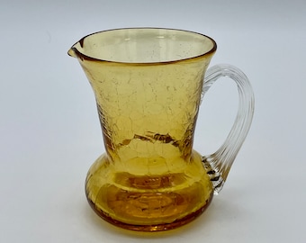 vintage ~ Pilgrim Glass Mini-Pitcher #748 ~ Ambre craquelé avec une poignée en roseau ~ Soufflé à la main