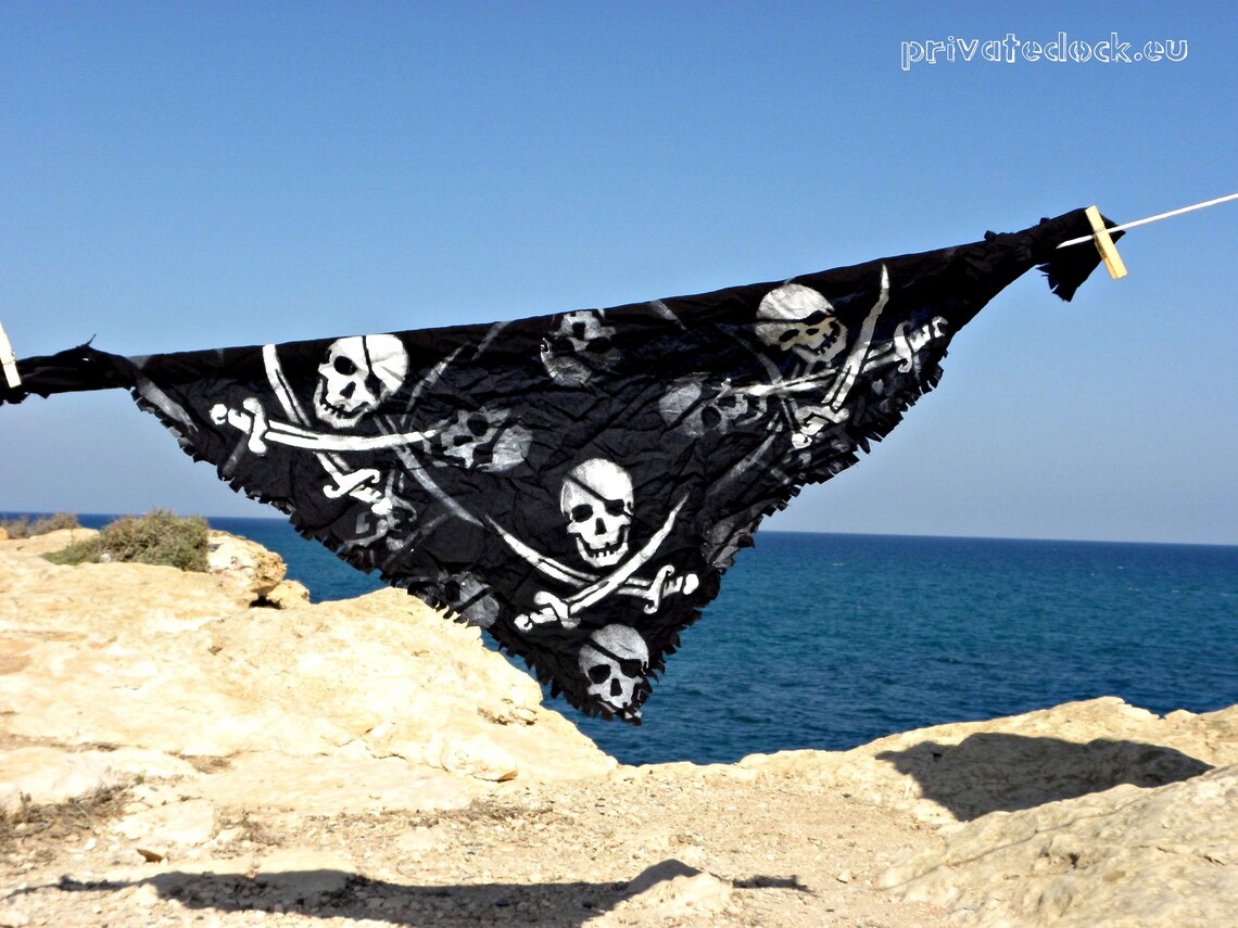 The Jolly Roger Pirate Red Scarf Flag - Impressionante Dimensioni 15,2 X 7,6 Cm - Costruzione