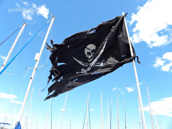 Bandiera Pirata Jolly Roger Con Benda Sull'occhio – 150 X 90 Cm, Poliestere Resistente, Doppia Cucitura, Nera