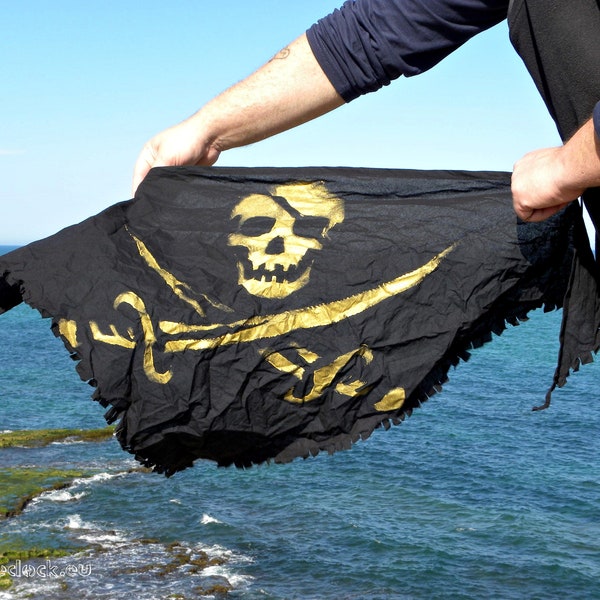 Bandana pirate doré Jolly Roger ! Crâne et sabres ! Art nautique conçu pour un look amusant et créatif. Fête des pirates ! Fête à la piscine ! Fête d'Halloween !