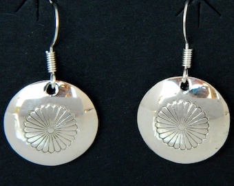 Pendientes de almohada de concho hechos a mano de plata de ley navajo nativo americano estampado a mano Ina Nez 1 3/16"