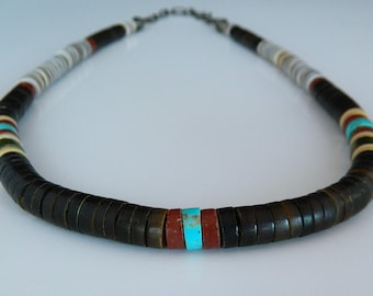 Collar unisex hecho a mano de plata esterlina con turquesa graduada de Santo Domingo Old Pawn, Heishi, concha de pipestone y diseño de nativos americanos. 17 - 19 1/8"