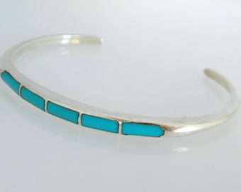 Brazalete nativo americano Zuni de plata esterlina con incrustaciones de turquesa azul, hecho a mano, firmado T, 6 1/2"