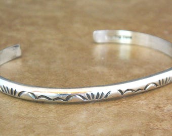 Pulsera tipo brazalete hecha a mano en plata esterlina, estilo navajo, firmada por Elaine Tahe, 6 1/2"