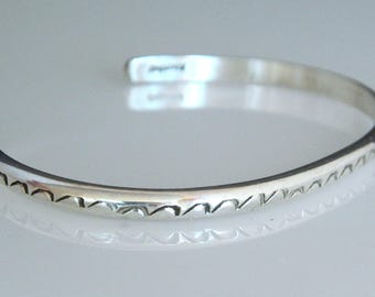 Pulsera navajo de plata esterlina hecha a mano, de estilo nativo americano, de 16,5 cm (6 5/8").