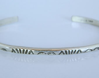 Pulsera redonda hecha a mano de plata esterlina navajo nativa americana, firmada por Elaine Tahe, 6 5/8"