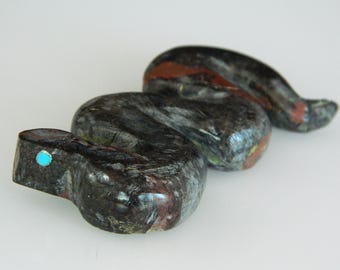 Fetiche de serpiente de cascabel turquesa de mármol negro y rojo zuni nativo americano, firmado por Cody Cheama, 3"