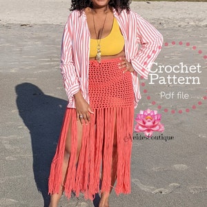 Pu&ograve; includere: Una gonna a uncinetto con orlo a frangia in color corallo. La gonna &egrave; indossata con una camicia a righe e un top giallo. Il testo "Crochet Pattern - Pdf file" &egrave; sovrapposto all'immagine.
