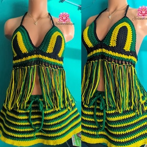 Pu&ograve; includere: Un set di bikini all'uncinetto in verde, giallo e nero con dettagli a frangia. La parte superiore &egrave; di stile halter e la parte inferiore &egrave; una gonna.