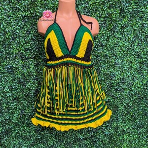 Pu&ograve; includere: Un top halter all'uncinetto con frange, nei colori nero, giallo e verde. Il top ha una scollatura a V e un cinturino halter.