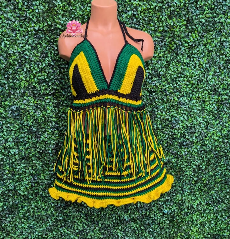 Pu&ograve; includere: Un top halter all'uncinetto con frange, nei colori nero, giallo e verde. Il top ha una scollatura a V e un cinturino halter.