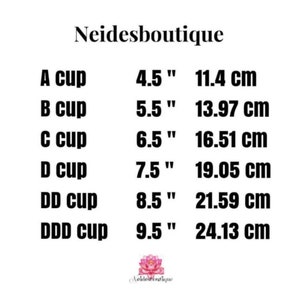 Pu&ograve; includere: Un grafico che mostra le taglie di coppa del reggiseno in pollici e centimetri. Il grafico elenca le taglie di coppa da A a DDD.