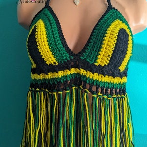 Pu&ograve; includere: Un top halter lavorato a uncinetto con un bordo a frangia in nero, verde e giallo. Il top &egrave; realizzato con un semplice motivo a punto e ha una vestibilit&agrave; rilassata.