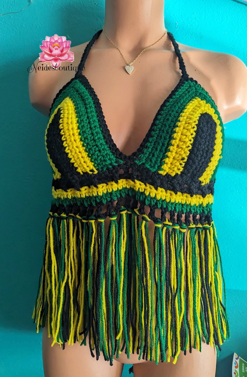 Pu&ograve; includere: Un top halter lavorato a uncinetto con un bordo a frangia in nero, verde e giallo. Il top &egrave; realizzato con un semplice motivo a punto e ha una vestibilit&agrave; rilassata.