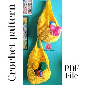 Pode incluir: Duas cestas penduradas de crochê amarelo com fio colorido dentro. As cestas estão penduradas em uma parede turquesa. O texto "PDF File" está no canto inferior direito da imagem.