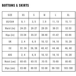 Pu&ograve; includere: Tabella delle taglie per pantaloni e gonne con misure in pollici e centimetri. La tabella include le taglie US/CAN, vita, fianchi, Regno Unito, UE, Australia.