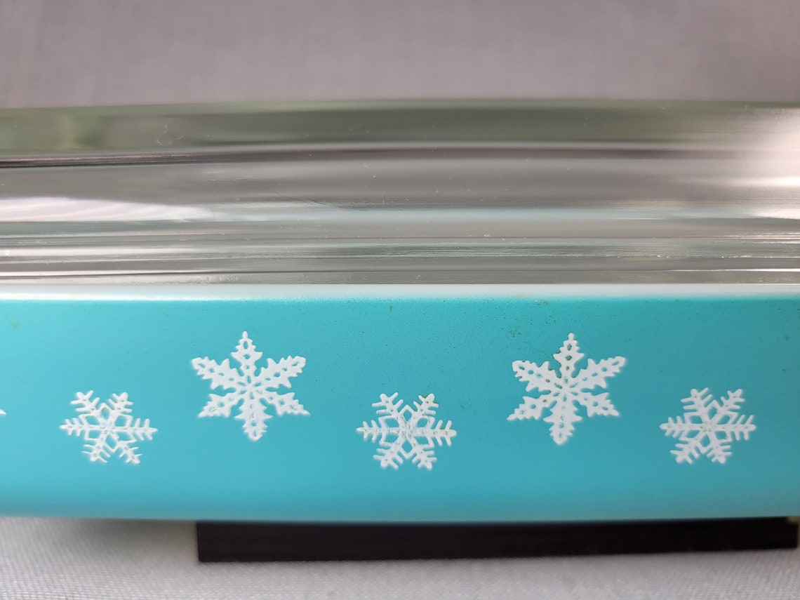 Vintage Pyrex Turquoise W/ White Snowflakes Casserole Dish - Etsy