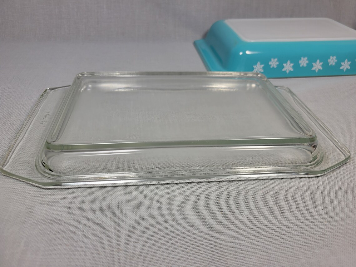 Vintage Pyrex Turquoise W/ White Snowflakes Casserole Dish - Etsy