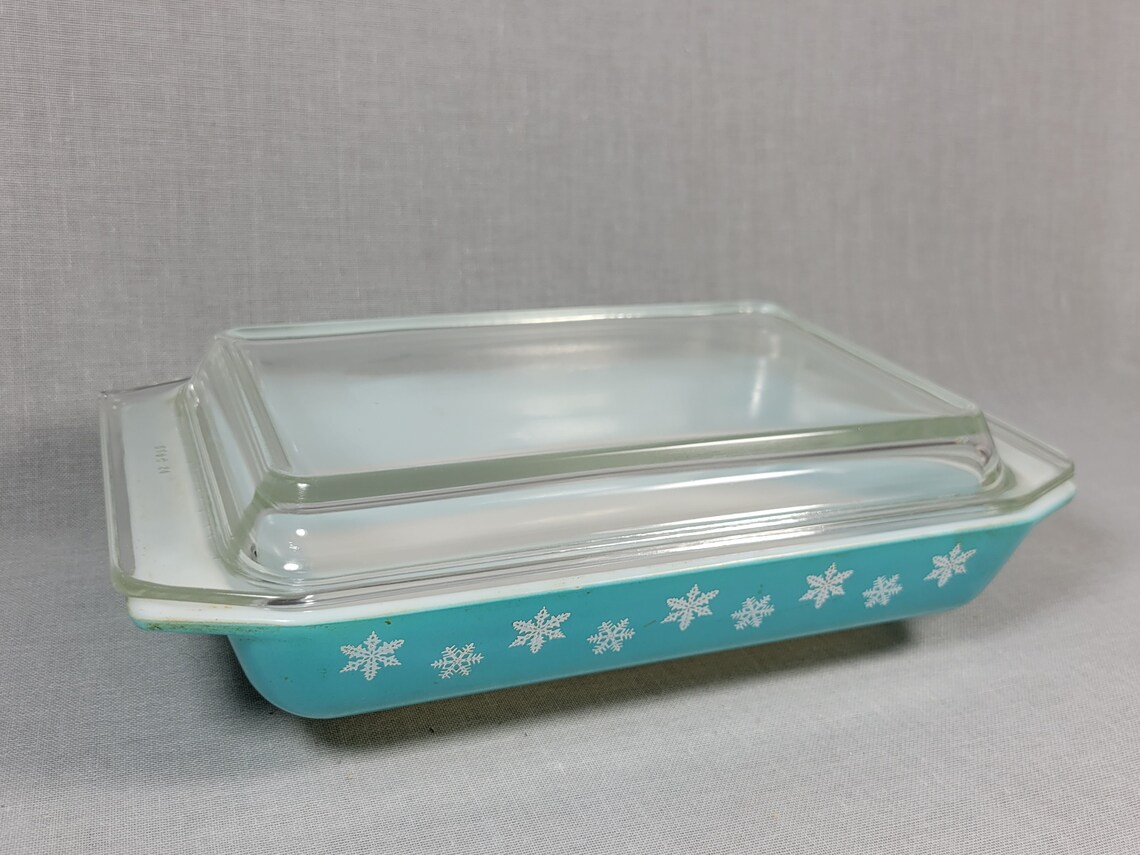 Vintage Pyrex Turquoise W/ White Snowflakes Casserole Dish - Etsy