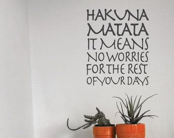 Sticker Mural Décalcomanie "Hakuna Matata" - Citation En Vinyle Pour Décoration Intérieure - Marque L & B Graphics - Neuf