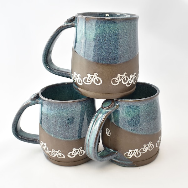 Mug vélo, balade en groupe, argile foncée, bleu-vert, pièces de vélo, poterie fabriquée à la main, cadeau vélo, cadeau cycliste, cadeau de remerciement, anniversaire, trophée