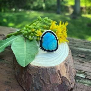 Vivid Blue Freeform Shaped Sonoran Gold Turquoise Solitaire Ring