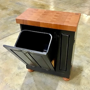 Mini isla de cocina de granja, bloque de carnicero de veta final con bote de basura inclinable y patas de bollo