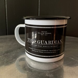 Puede incluir: Taza de esmalte blanco con borde negro y un gr&aacute;fico en blanco y negro que dice "The Hist. Black Press Est. 1827 The Guardian. "For Every Right. With All Thy Might." Founded by William Monroe Trotter in 1901 George W. Forbes, Co-Founder & Editor"