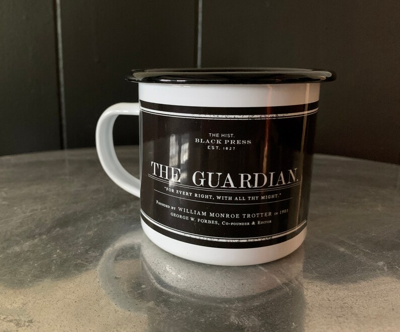 Puede incluir: Taza de esmalte blanco con borde negro y un gr&aacute;fico en blanco y negro que dice "The Hist. Black Press Est. 1827 The Guardian. "For Every Right. With All Thy Might." Founded by William Monroe Trotter in 1901 George W. Forbes, Co-Founder & Editor"