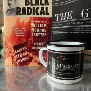 Puede incluir: Una taza de esmalte blanco y negro con una imagen en blanco y negro de un peri&oacute;dico con el texto "The Hist. Black Press Est. 1827 The Guardian. Every Right, With All Thy Might." William Monroe Trotter 1901. George W. Forbes, Co-Founder & Editor.