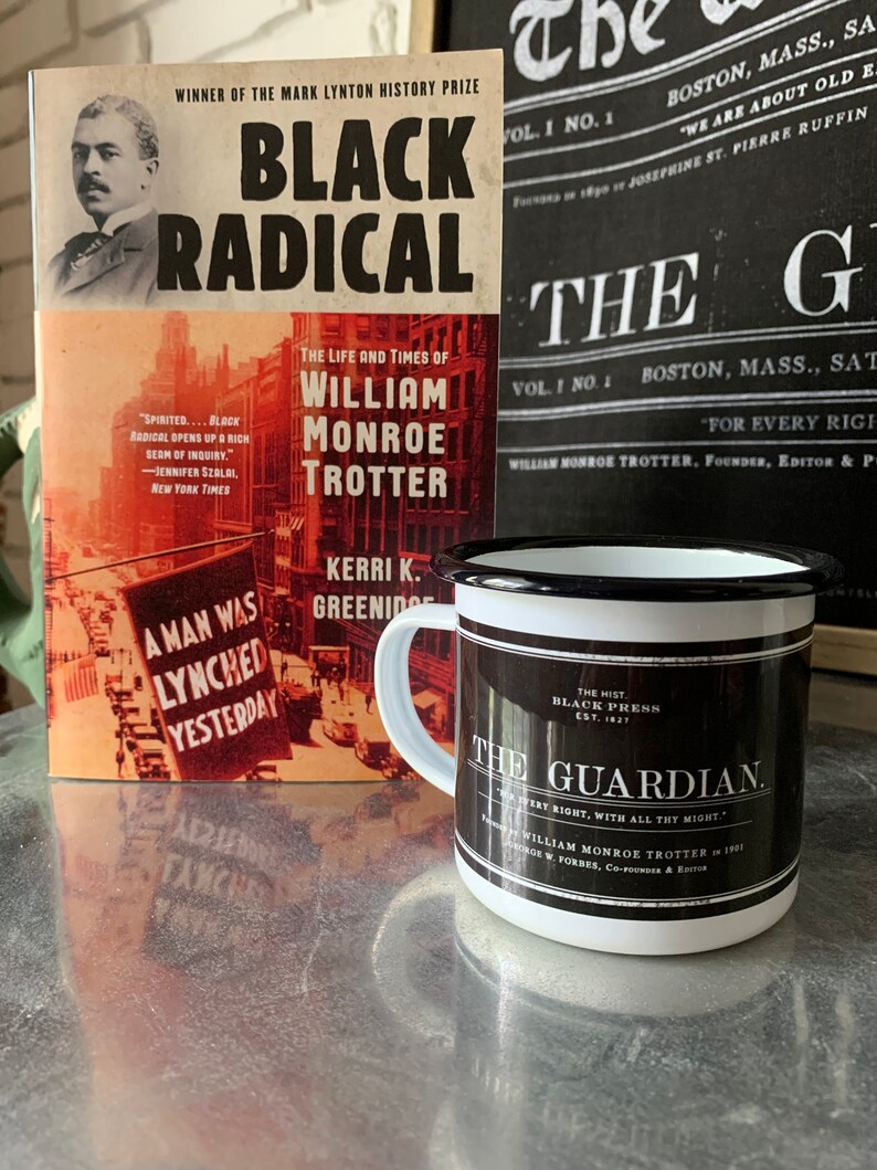 Puede incluir: Una taza de esmalte blanco y negro con una imagen en blanco y negro de un peri&oacute;dico con el texto "The Hist. Black Press Est. 1827 The Guardian. Every Right, With All Thy Might." William Monroe Trotter 1901. George W. Forbes, Co-Founder & Editor.