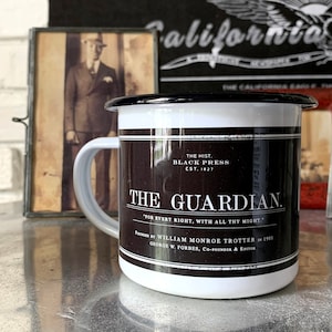 Puede incluir: Taza de esmalte blanco con una banda negra y texto negro que dice "The Hist. Black Press Est. 1827 The Guardian. "For Every Right. With All Thy Might." Founded by William Monroe Trotter in 1901 George W. Forbes, Co-Founder & Editor"