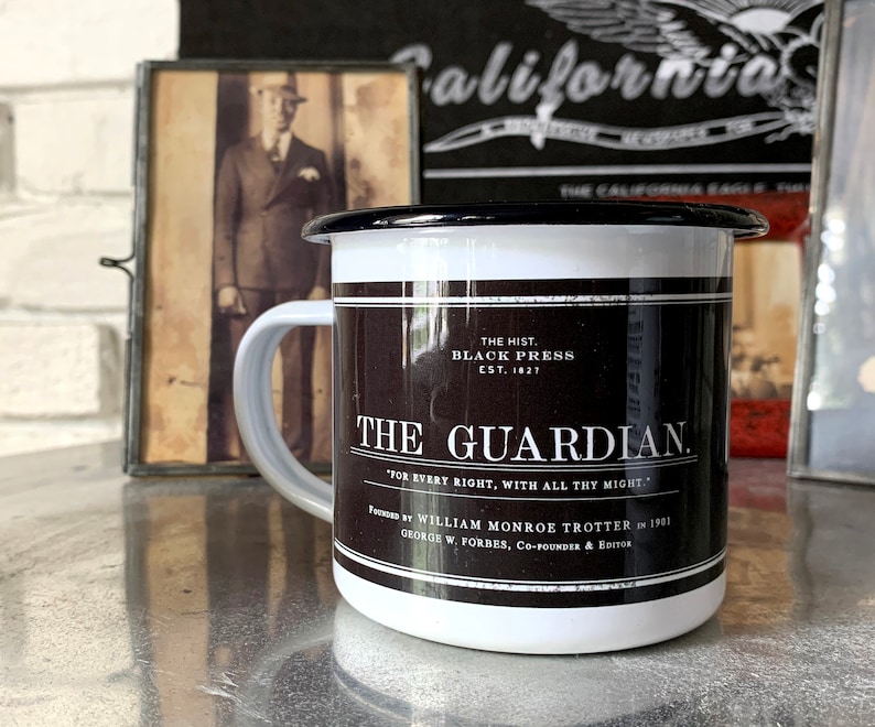 Puede incluir: Taza de esmalte blanco con una banda negra y texto negro que dice "The Hist. Black Press Est. 1827 The Guardian. "For Every Right. With All Thy Might." Founded by William Monroe Trotter in 1901 George W. Forbes, Co-Founder & Editor"